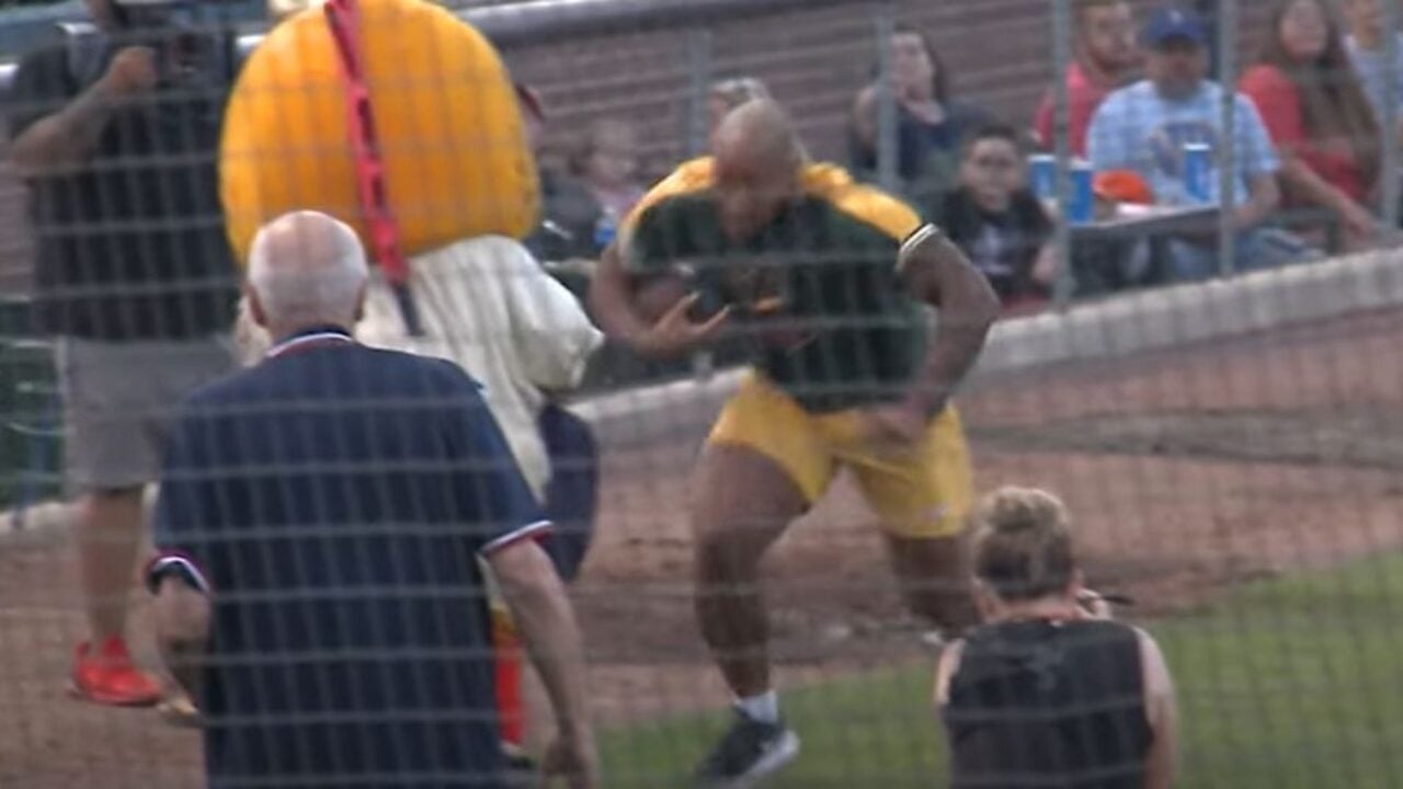 Packers running back AJ Dillon takes down Kenosha Kingfish mascot